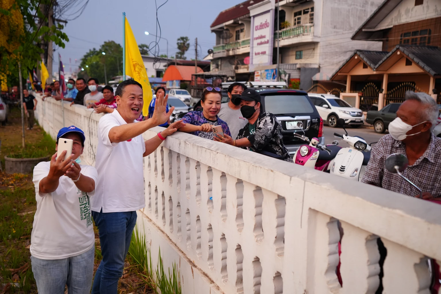 นายเศรษฐา ทวีสิน ทักทายมวลชนพรรคเพื่อไทย ที่อ.วังสะพุง จ. เลย
