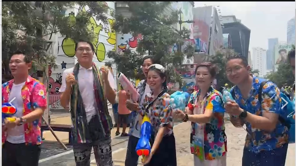 พรรคประชาธิปัตย์ลุยสงกรานต์สยามสแควร์