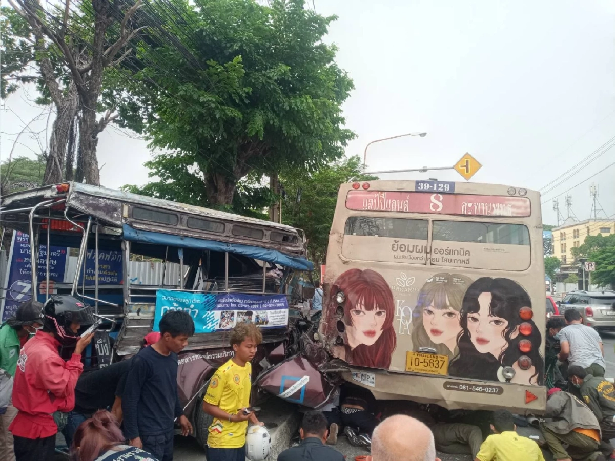 สองแถว - รถเมล์สาย 8 ชนสนั่นเสรีไทย เจ็บ 13 ราย