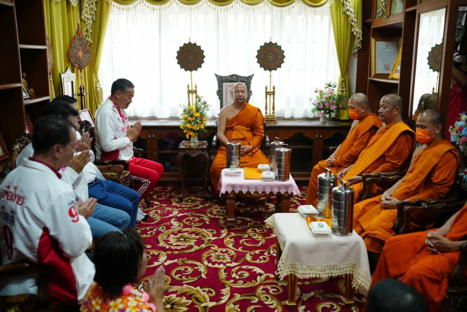 แกนนำและผู้สมัคร สส. เพชรบุรี พรรคเพื่อไทย ถวายสังฆทานพระ