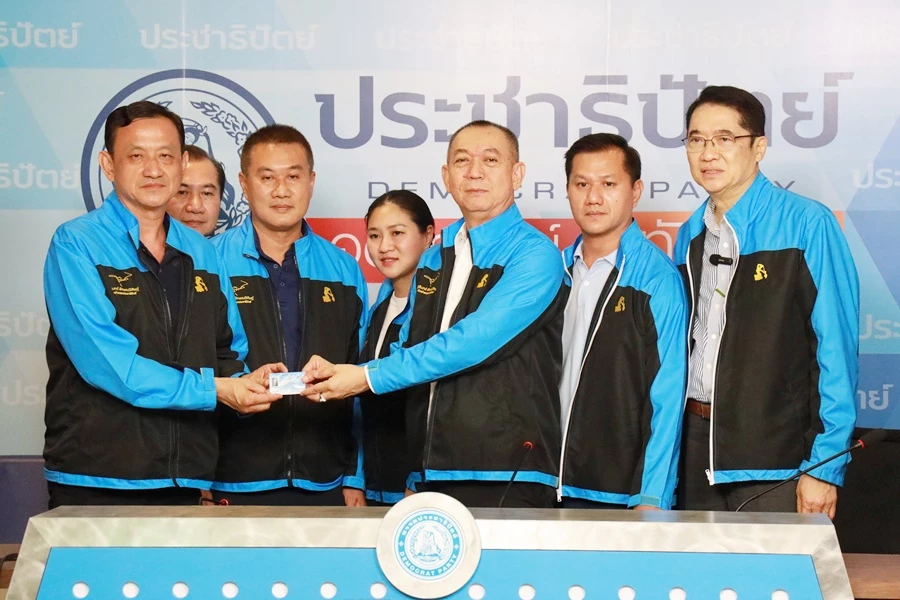 นายสุวัฒน์ ม่วงศิริ รับบัตรสมาชิกพรรคประชาธิปัตย์ จากมือ ดร.เฉลิมชัย  ศรีอ่อน เลขาธิการพรรค ปชป.