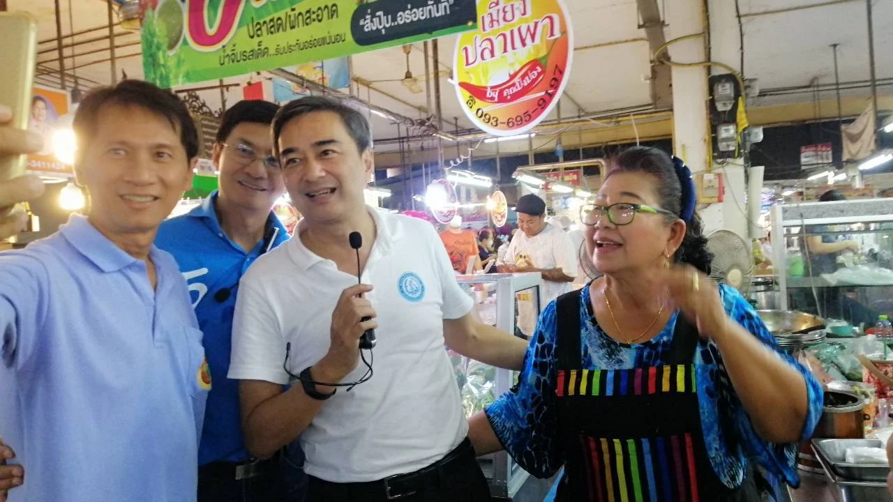 'อภิสิทธิ์' อ้อนขอเสียงพ่อค้าแม่ค้าพิษณุโลกเลือก‘ประชาธิปัตย์ เบอร์ 26’