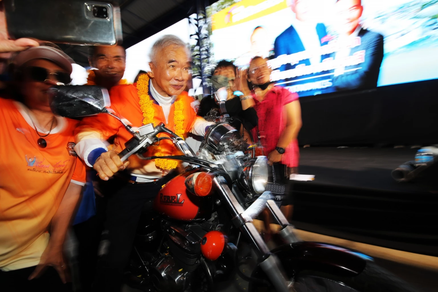 สุวัจน์  มาดนักซิ่ง เทวัญ ซ้อยท้ายเข้าป้าย นายกฯ