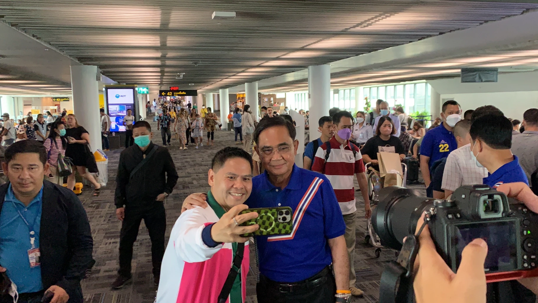 เจอกันที่ดอนเมือง 'ประยุทธ์' อวยพรให้ 'ท็อป วราวุธ' โชคดี