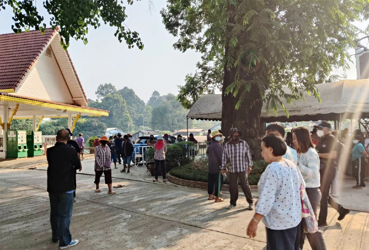 ชาวบ้านรวมตัวปกป้องวัด ปมข้อพิพาท ตรวจสอบเงินบัญชีวัดบางคลาน พิจิตร
