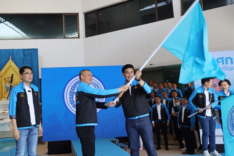 ผู้สมัคร สส. กทม. รับมอบ ธงชัยประชาธิปัตย์