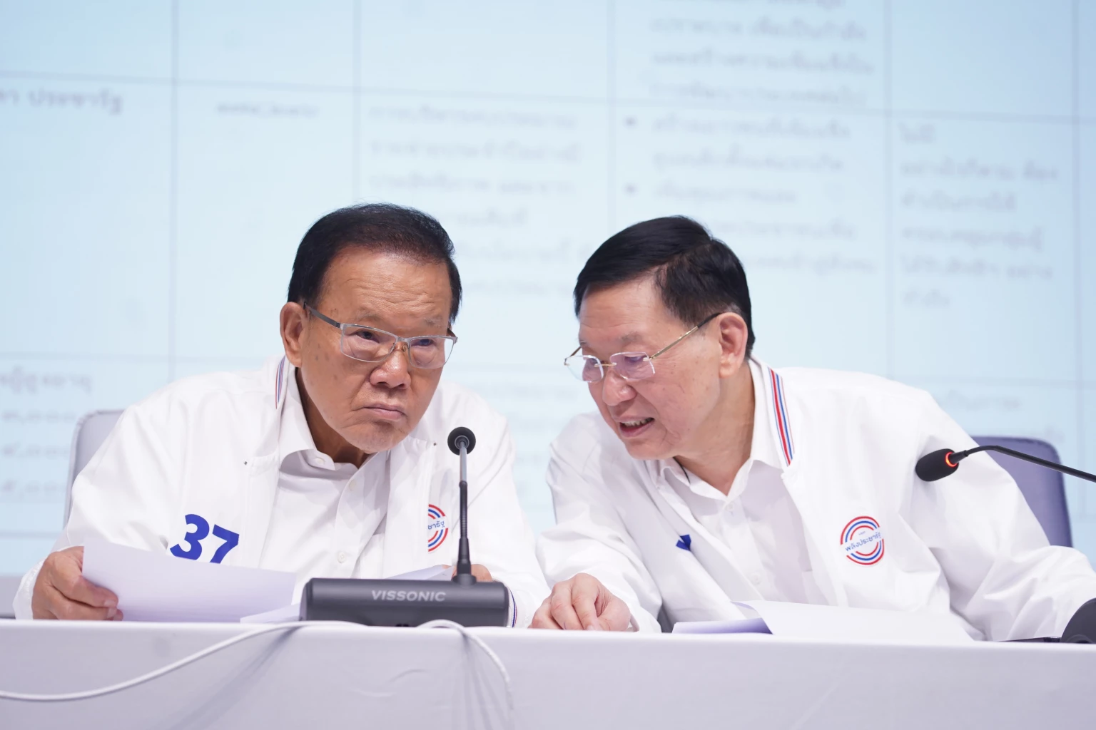 นายสันติ พร้อมพัฒน์ (ซ้าย) และ นายไพบูลย์ นิติตะวัน (ขวา)