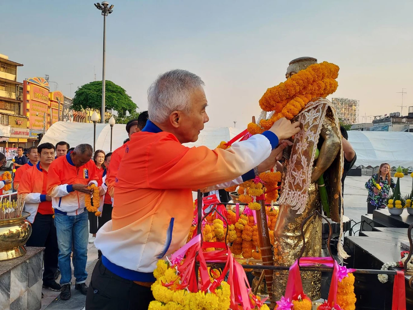 นายสุวัจน์ ลิปตพัลลภ นำขุนพลพรรคชาติพัฒนากล้า กราบสักการะย่าโม