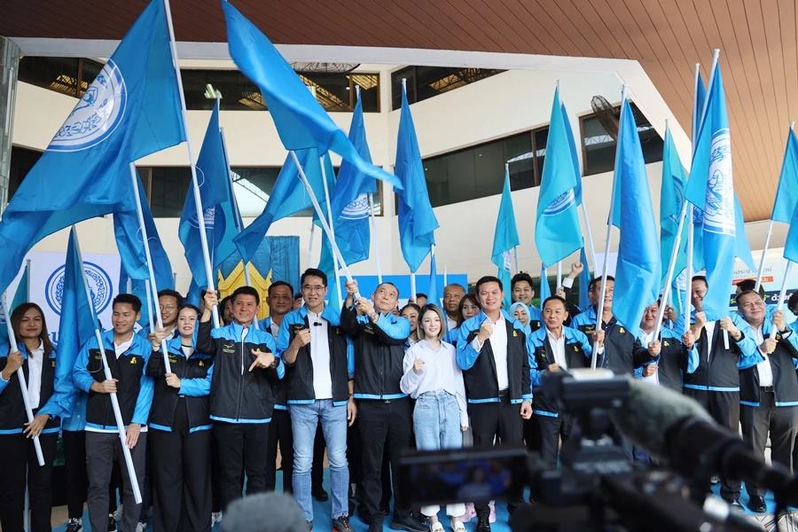  ปชป.มอบธงชัยประชาธิปัตย์ให้ผู้สมัคร สส.กทม. ทั้ง 33 คน/เขต