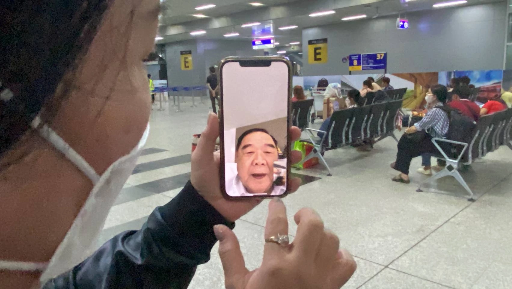 พล.อ.ประวิตร วีดีโอคอลประชาชนเดินทางกลับภูมิลำเนา