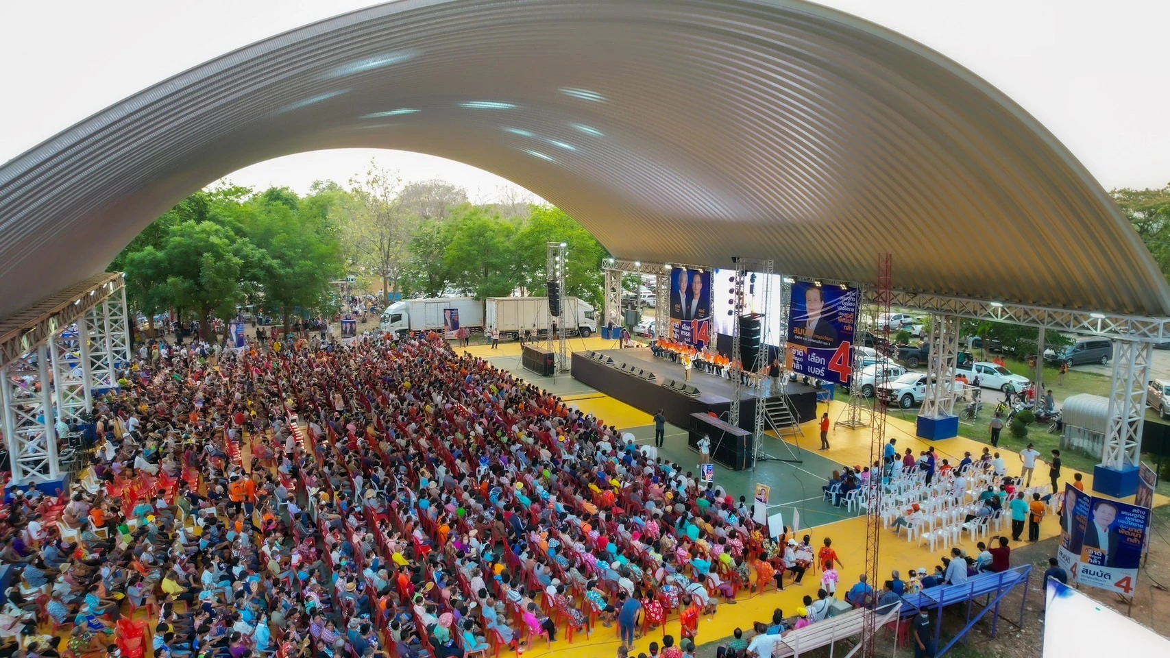 มวลชนจำนวนมาก ฟังการปราศรัยพรรคชาติพัฒนากล้า 