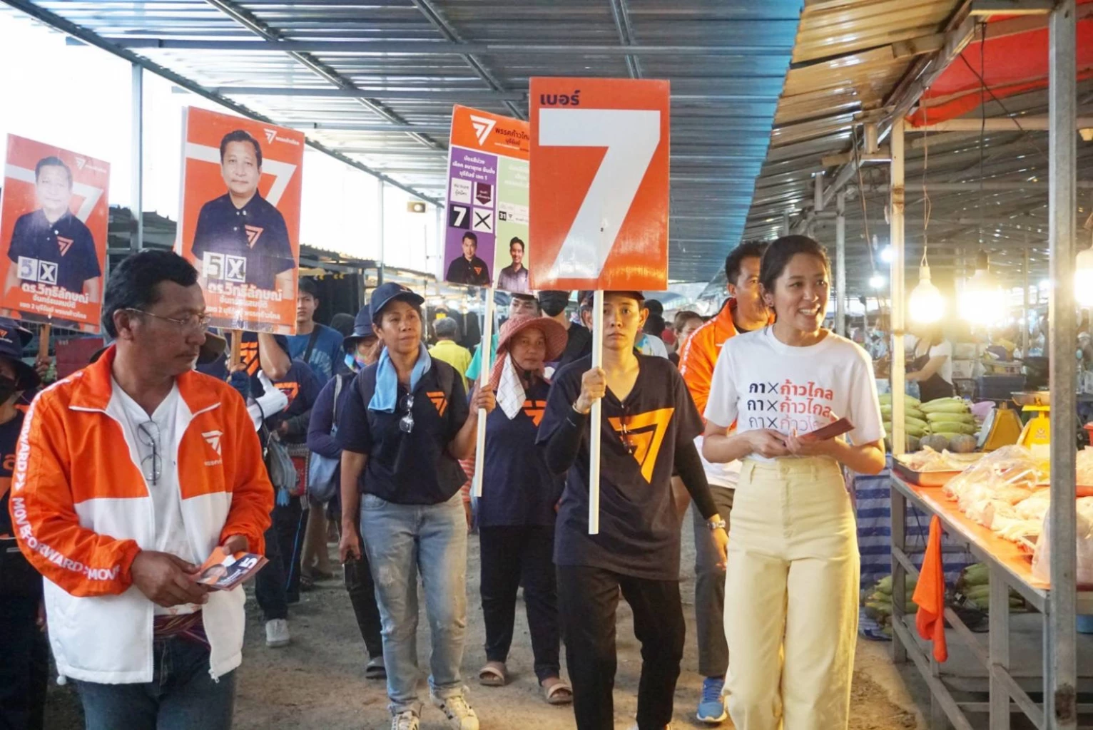 พรรณิการ์ วานิช ร่วมหาเสียงกับผู้สมัคร สส.พรรคก้าวไกล ที่บุรีรัมย์ 