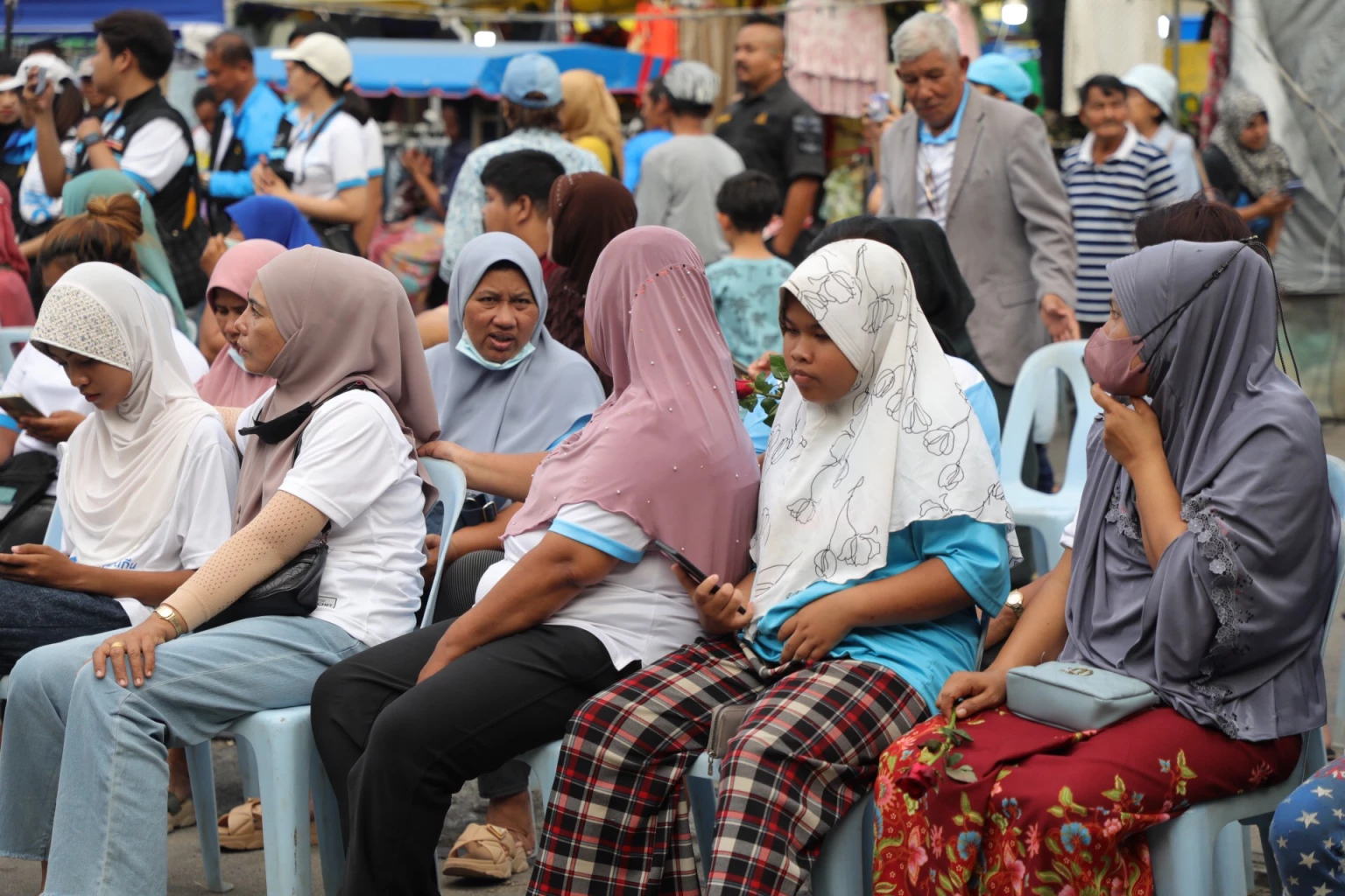 ประชาชนมาให้กำลังใจและฟังปราศรัยพรรคประชาธิปัตย์ 