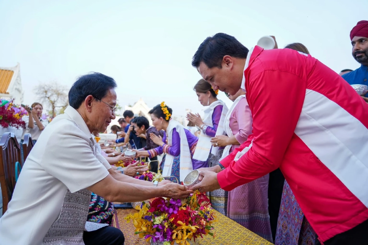 บรู๊ค ดนุพร รดน้ำดำหัว นายสมชาย