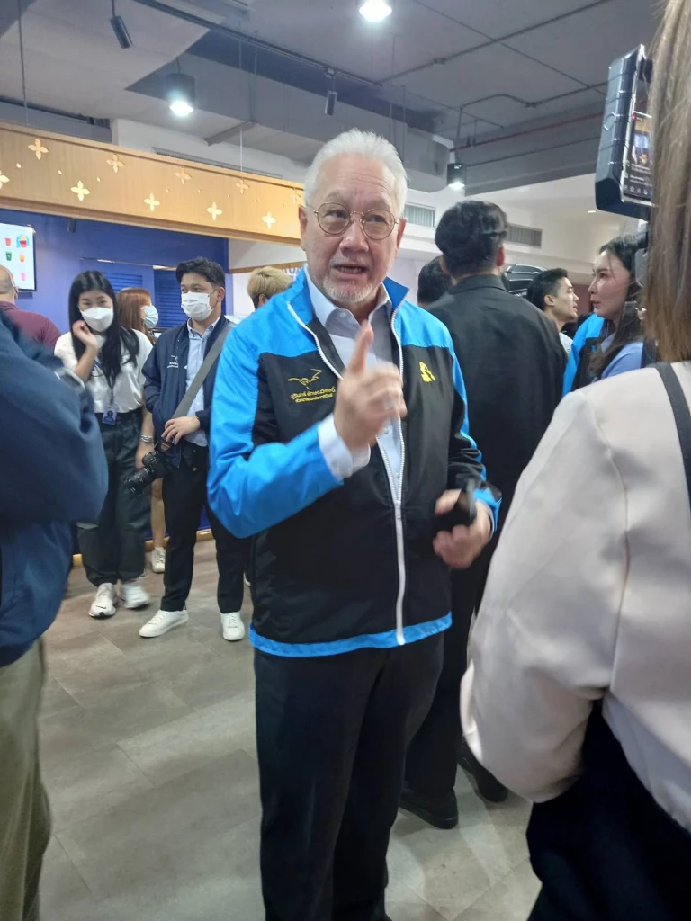 นายเกียรติ สิทธีอมร คณะทำงานด้านเศรษฐกิจพรรคประชาธิปัตย์ ...