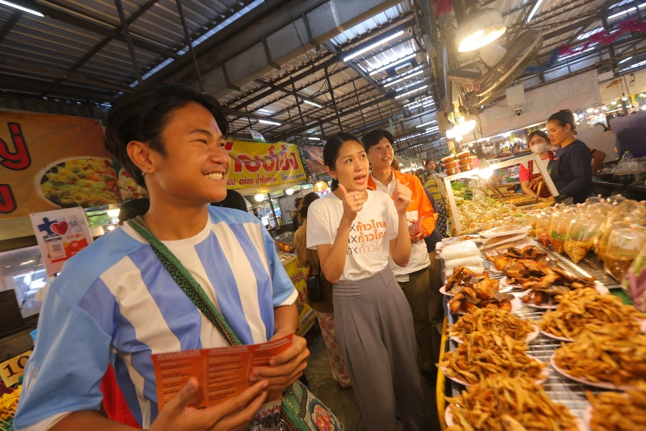 ช่่อ พรรณืการ์ ก้าวไกล31 พบปะพูดคุนกับคนโคราช