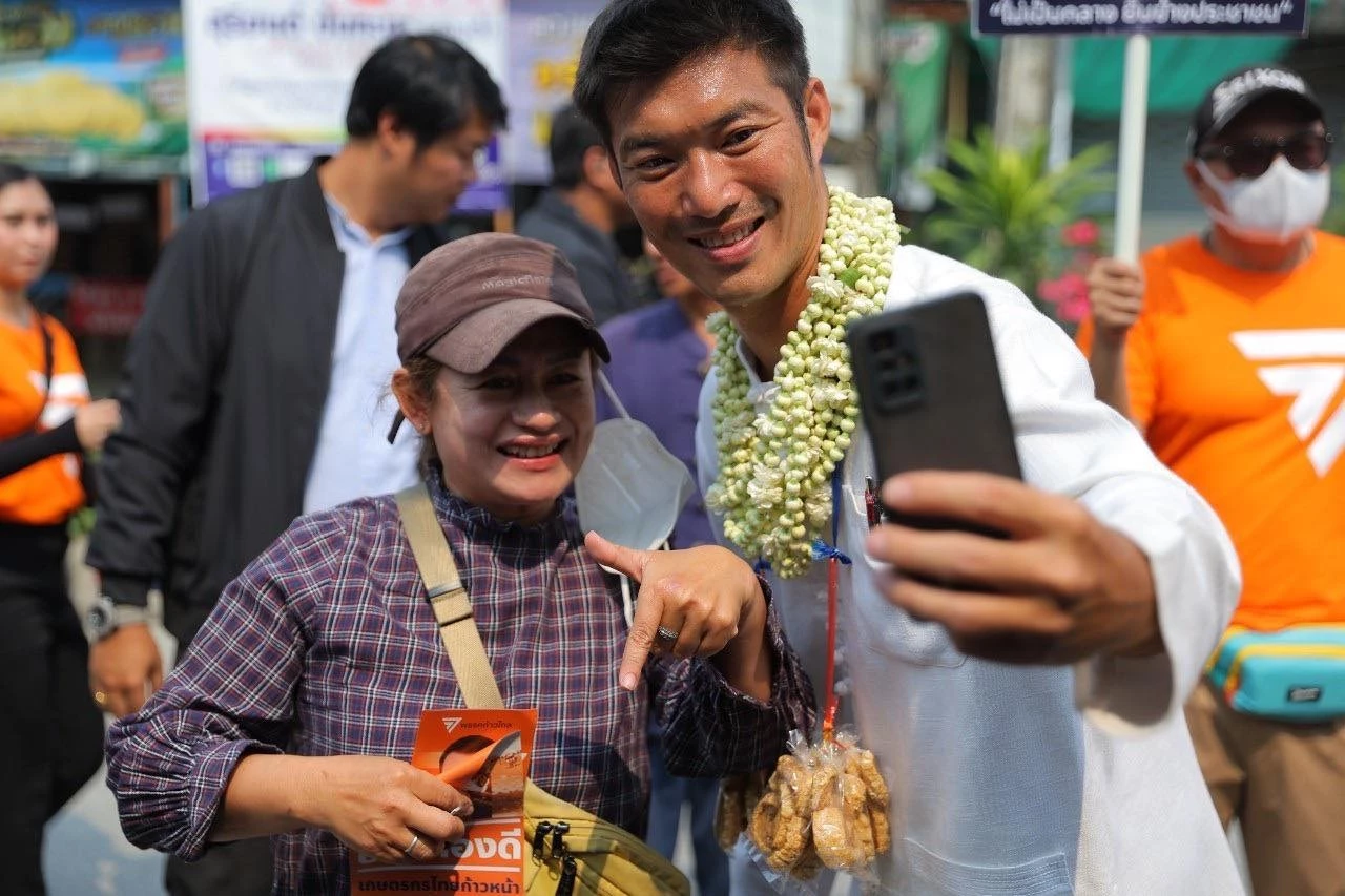 มวลชน ก้าวไกล31 ถ่ายภาพคู่ เอก ธนาธร จึงรุ่งเรืองกิจ