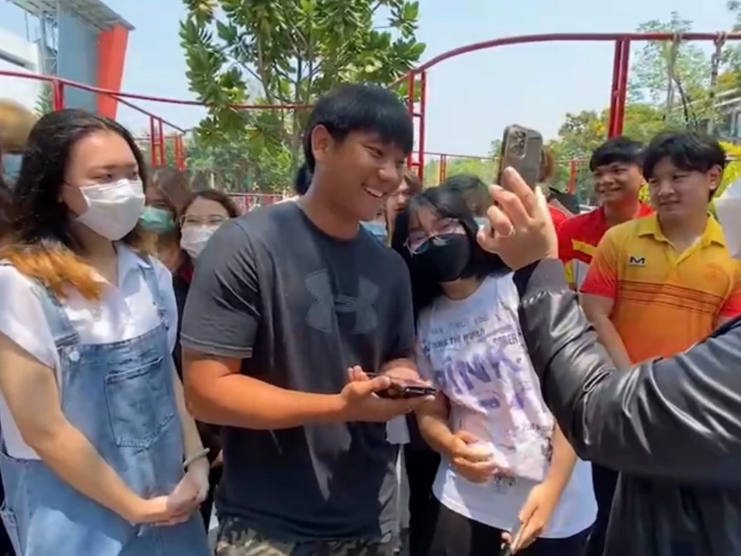 คลิป “บิ๊กป้อม” วิดีโอคอลคุย นศ.ธรรมศาสตร์ ย้ำต้องไม่มีขัดแย้ง