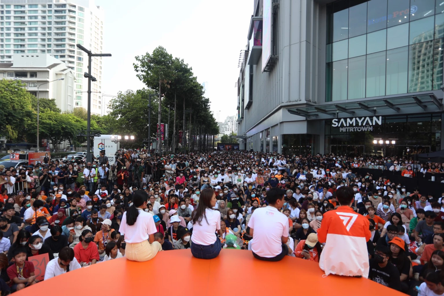 พรรคก้าวไกลปราศรัยสามย่านมิตรทาวน์