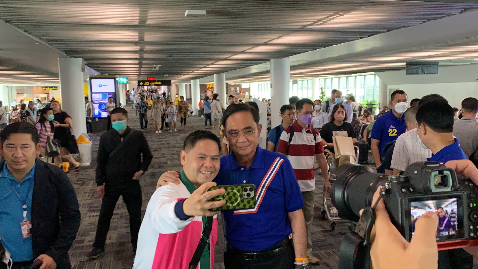 พล.อ.ประยุทธ์ และ ท็อป วราวุธ บังเอิญเจอกันที่สนามบินดอนเมือง กทม.