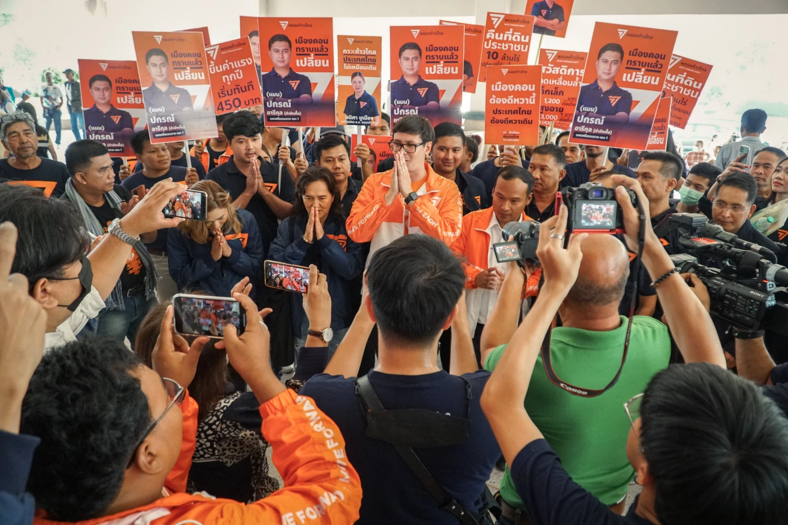 ‘เลือกตั้ง66’ ประมวลภาพ รับสมัคร สส. กทม.สุดคึกคัก!