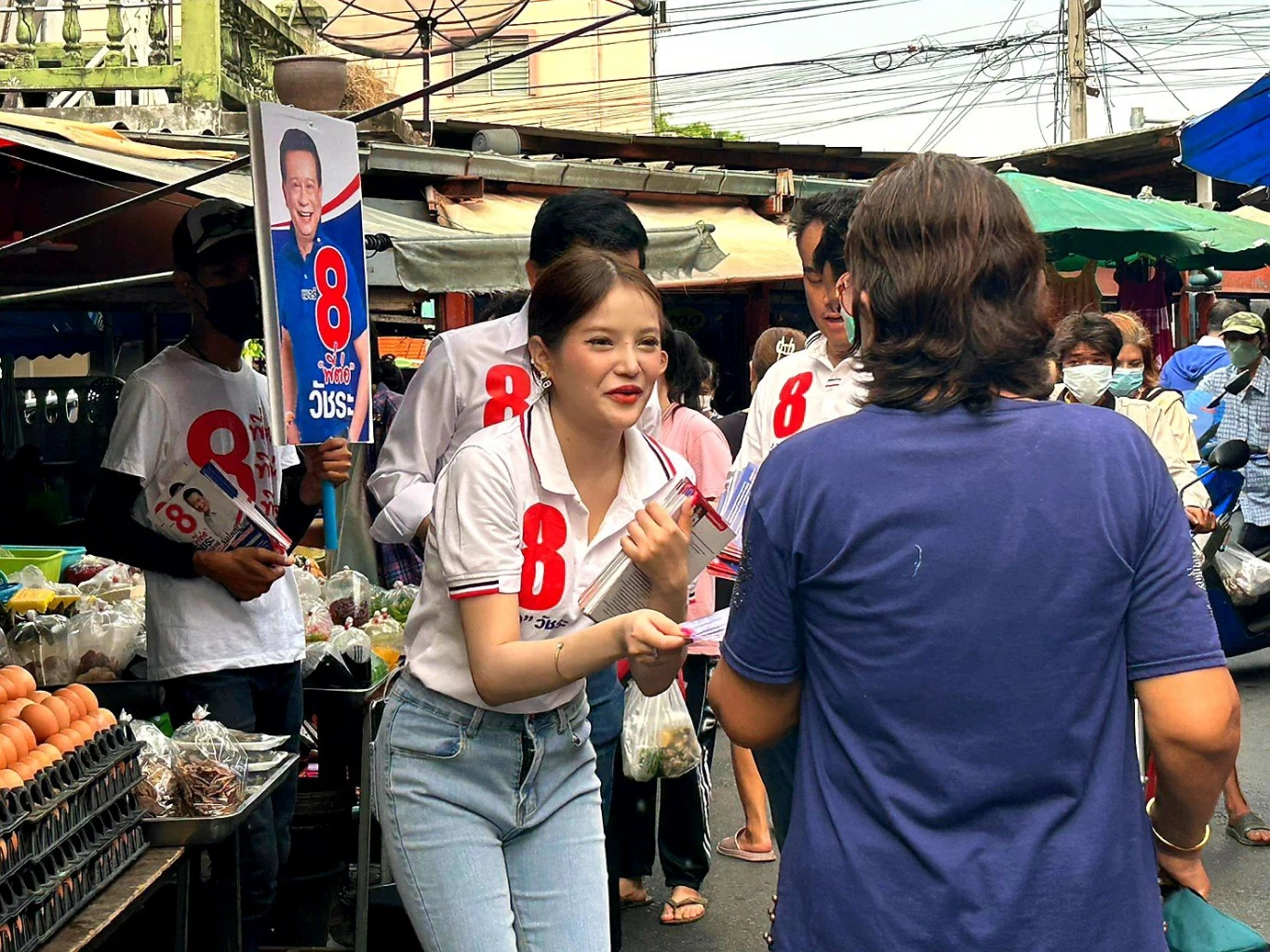 'วัชระ กรรณิการ์' งัดไม้เด็ด ดึงลูกสาว 'น้องถั่วพู' ขอคะแนนคนบางกรวย