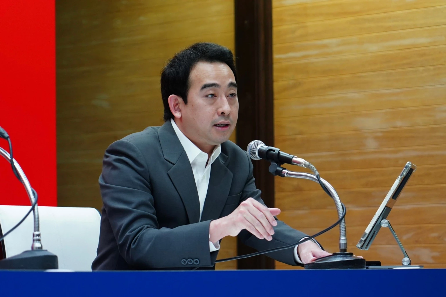 นายเผ่าภูมิ โรจนสกุล