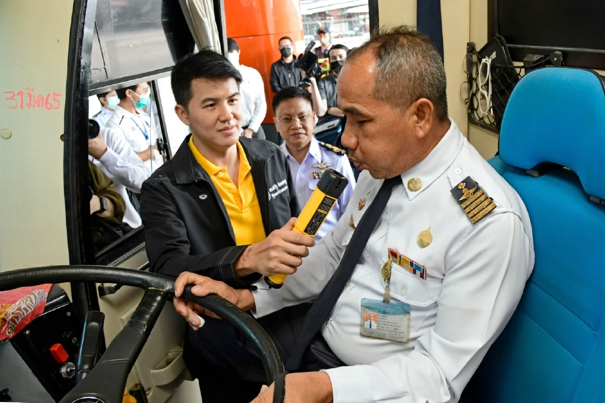 เจ้าหน้าที่ตรวจความพร้อมก่อนออกเดินทางจากสถานีขนส่งผู้โดยสารกรุงเทพฯ หมอชิต (จตุจักร) หรือ "หมอชิต"