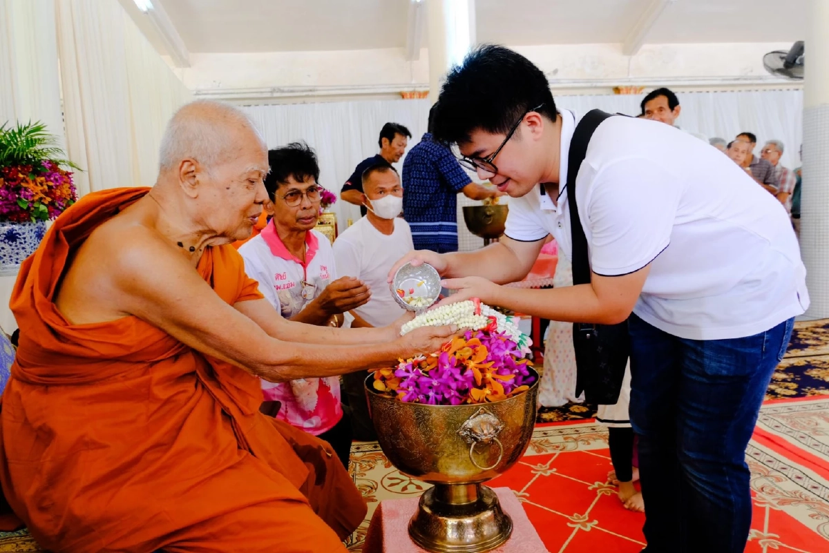 ศิษย์ถวายมุทิตาจิต เจริญอายุวัฒนมงคล 82 ปี  หลวงพ่อแอ่ม วัดน้ำตก กาญจนบุรี