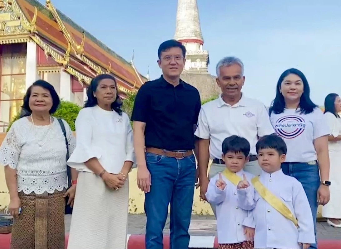 นายชัยวุฒิพร้อมครอบครัวแฟนคลับ