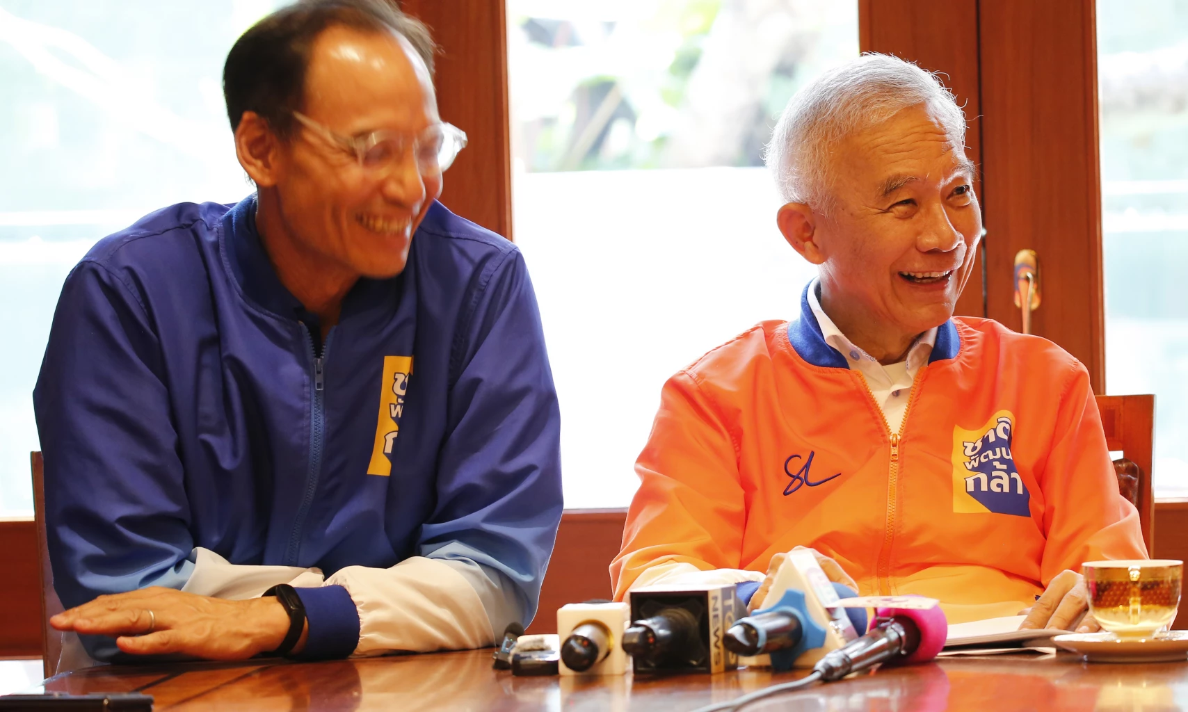 นายสุวัจน์ ลิปตพัลลภ ประธานพรรคชาติพัฒนากล้า  นายกรณ์ จาติกวานิช หัวหน้าพรรคชาติพัฒนากล้า