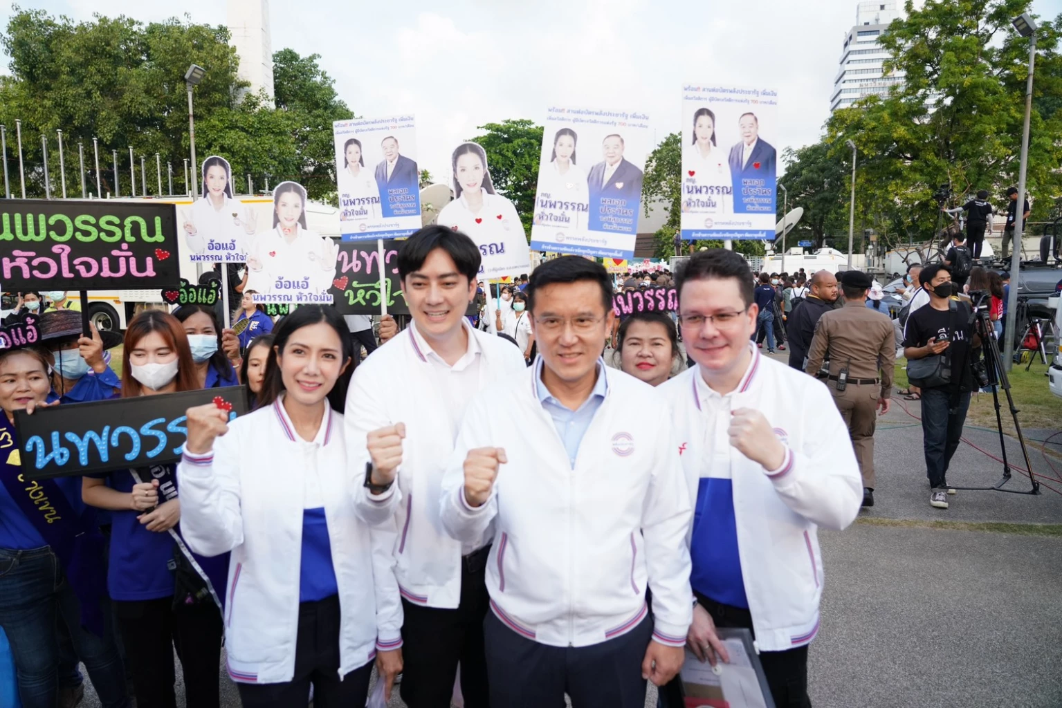 ‘เลือกตั้ง66’ ประมวลภาพ รับสมัคร สส. กทม.สุดคึกคัก!