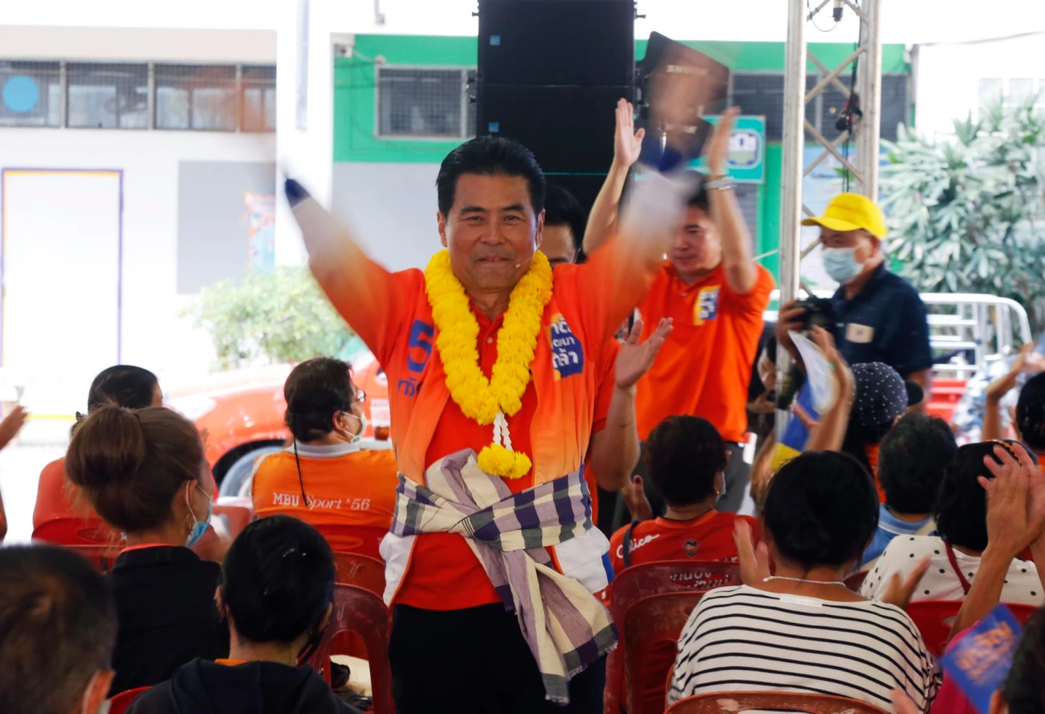 นายเทวัญ ลิปตพัลลภ