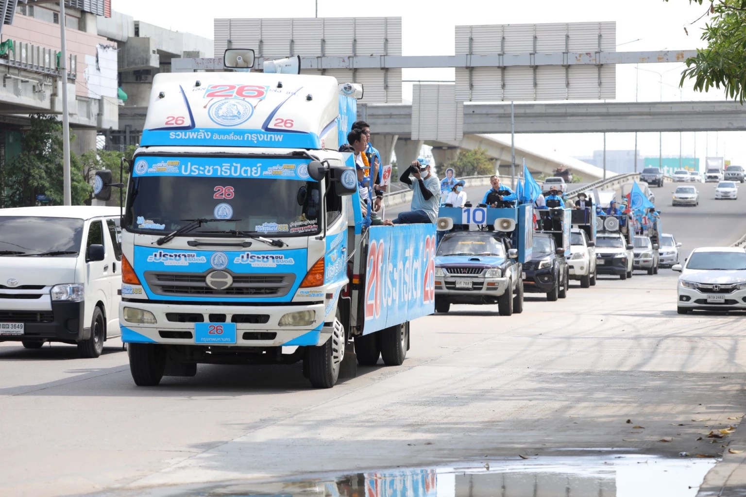 มาดามเดียร์ ขึ้นรถแห่รอบกรุงเทพฯ ตะวันออก อ้อนคนกรุงเลือกประชาธิปัตย์ยกแพ็ค