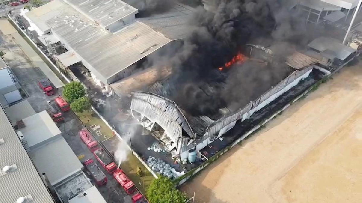 ไฟไหม้โรงงานผลิตกล่องโฟม