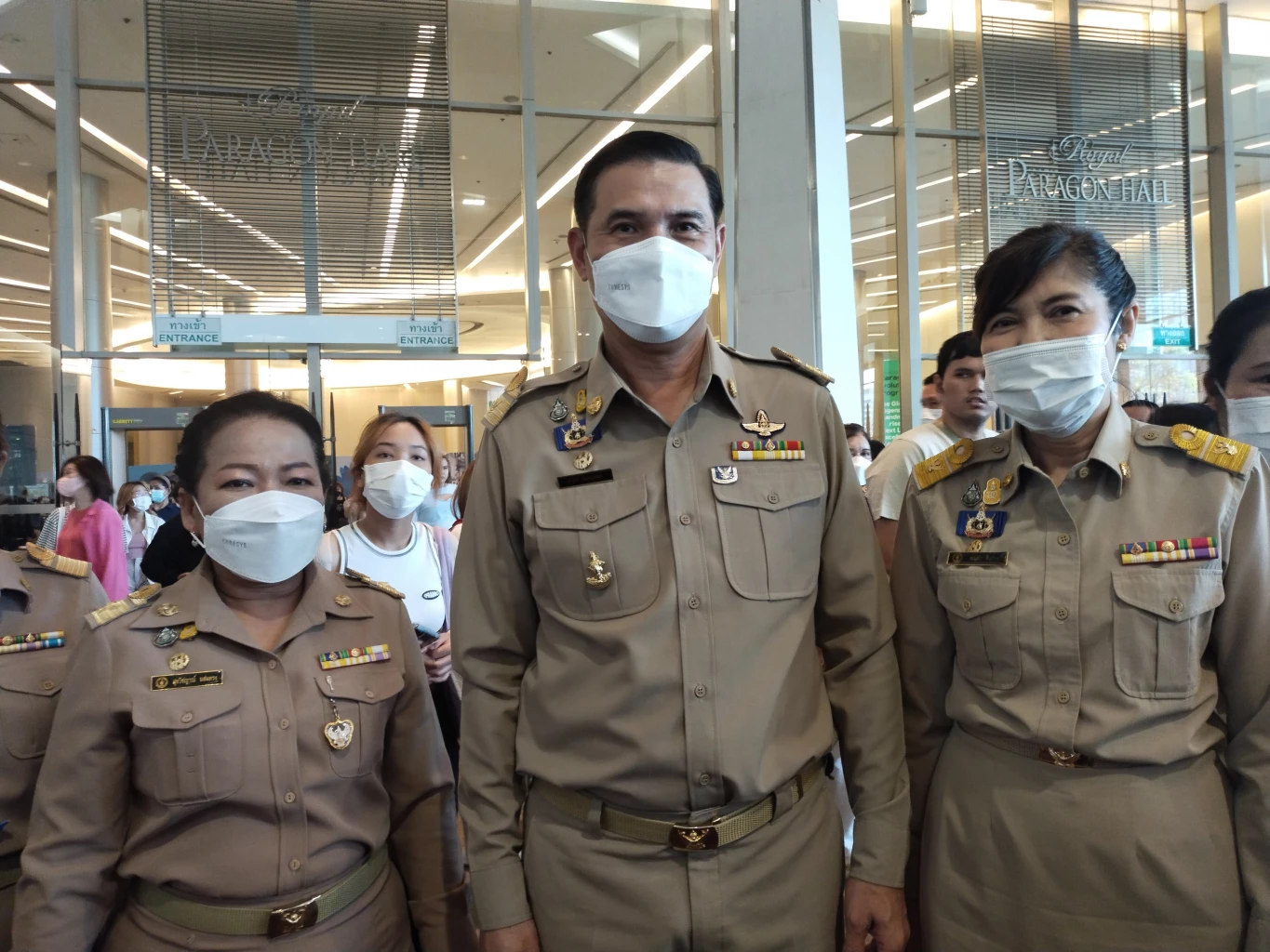 น.ส.สุขวิญาณ์ นสมทรง ผอ.เขตปทุมวัน (ซ้าย)