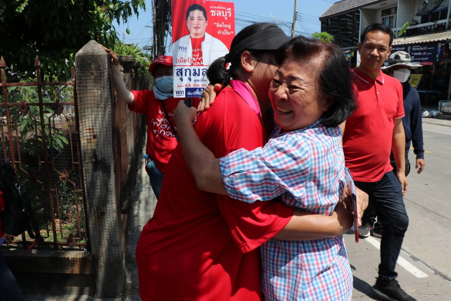 ชาวชลบุรีดีใจเจอนางสุกุมล คุณปลื้ม