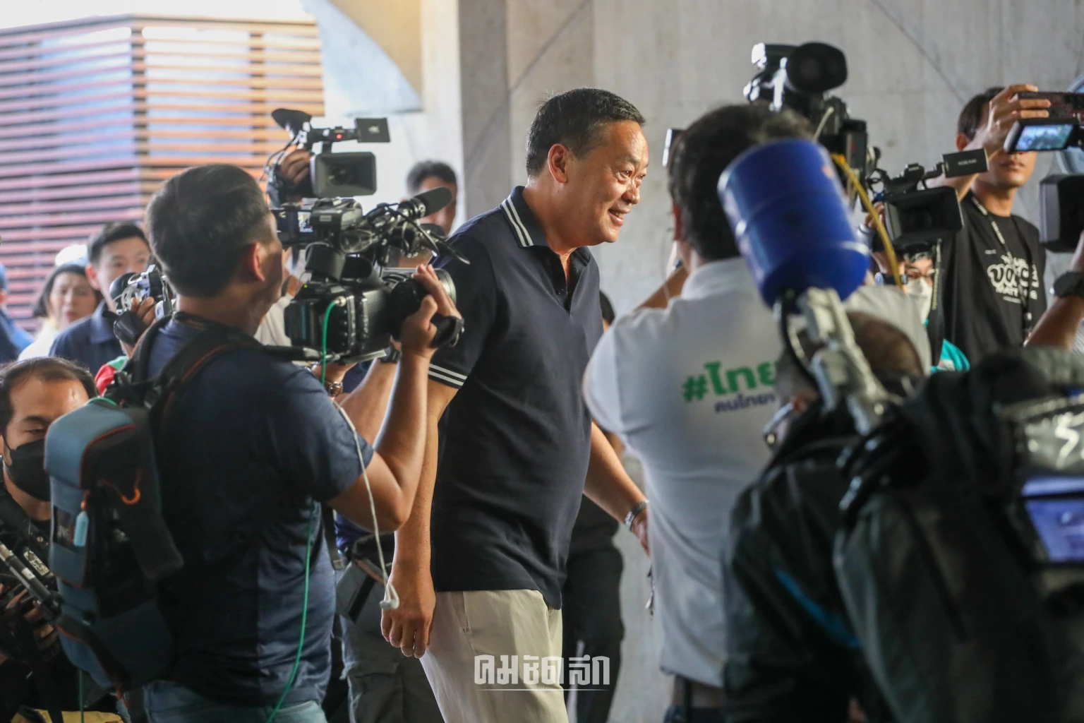 วินาที นายเศรษฐา ทวีสิน เดินทางมาถึงหน่วยเลือกตั้ง และทักทายสื่อมวลชน เมื่อวันที่ 14 พ.ค. 2566
