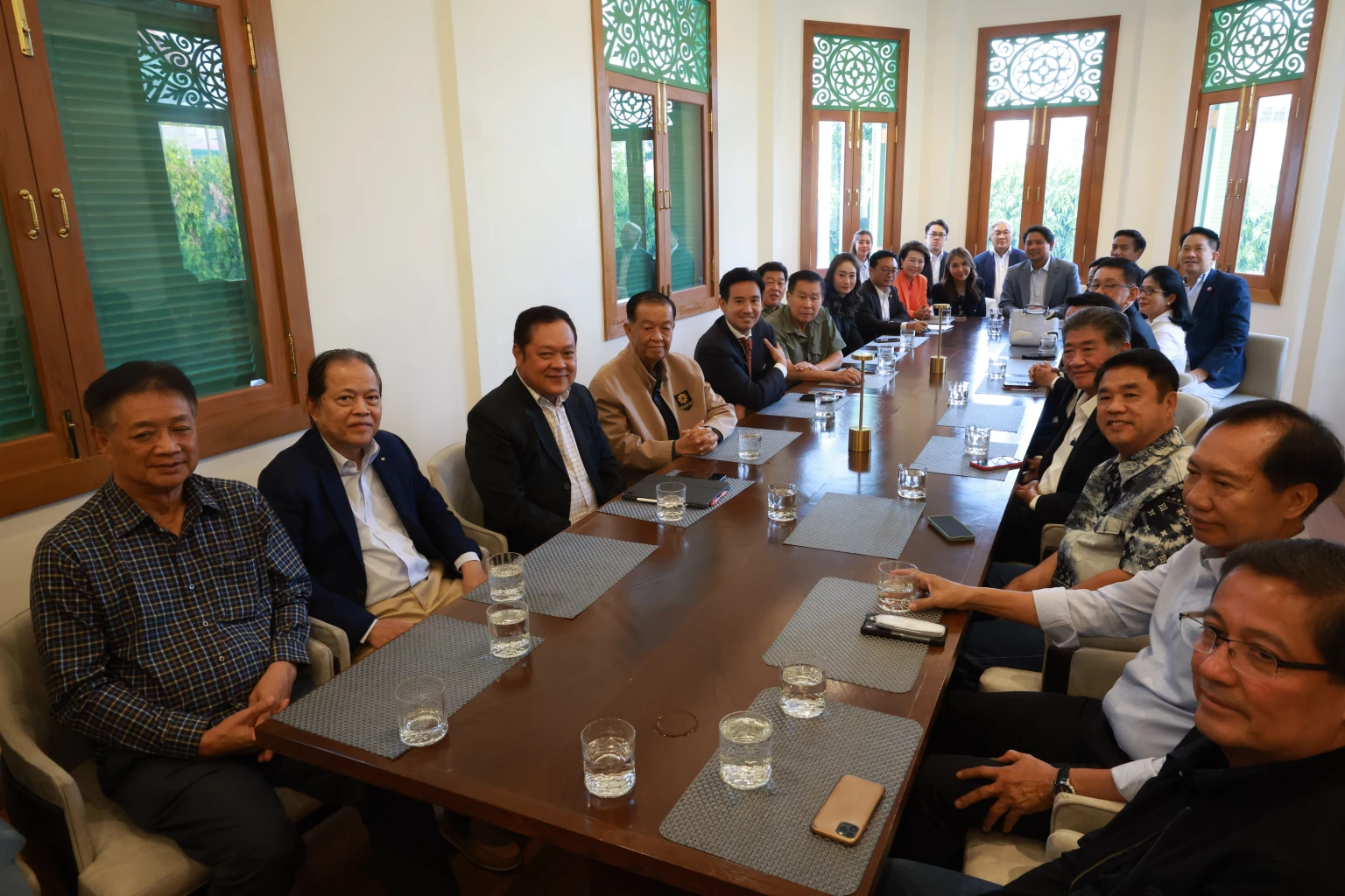 ชื่นมื่นถกจัดตั้งรัฐบาลนัดแรก