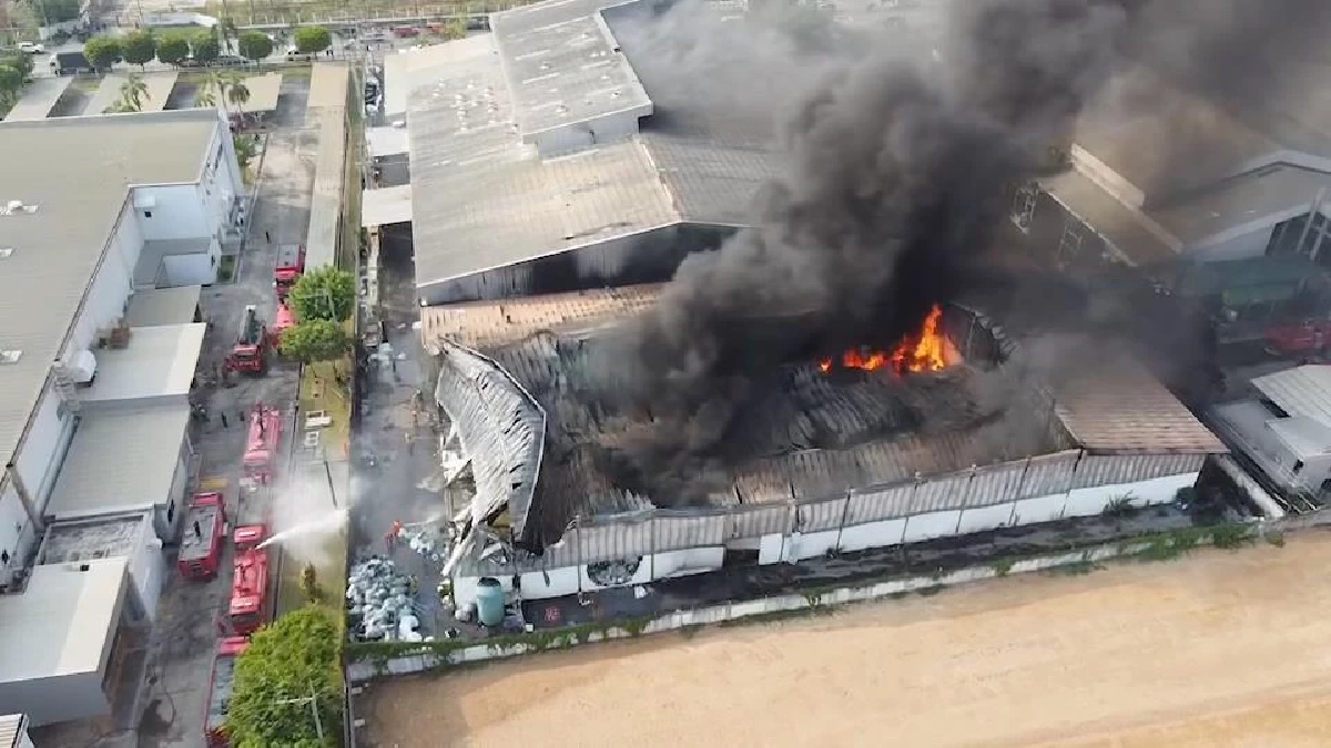 ไฟไหม้โรงงานผลิตกล่องโฟม