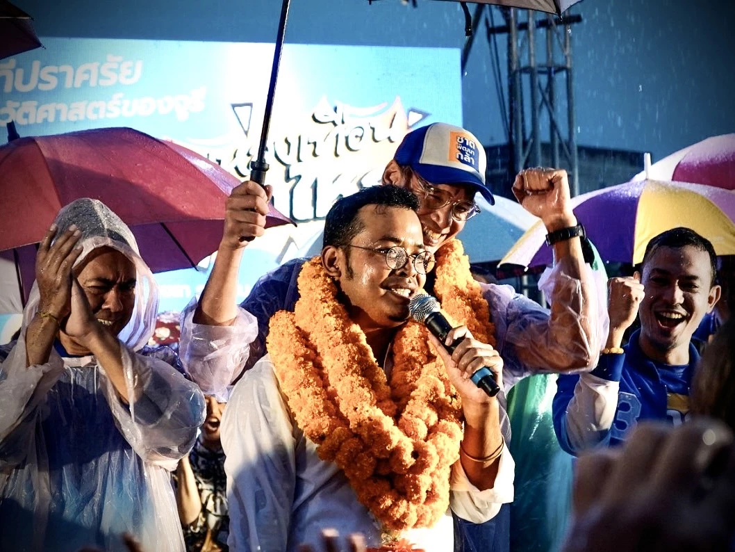 ‘กรณ์’ ปราศรัยฝ่าสายฝน ขอคนสงขลา ‘วางหัวใจไว้กับจูรี’  