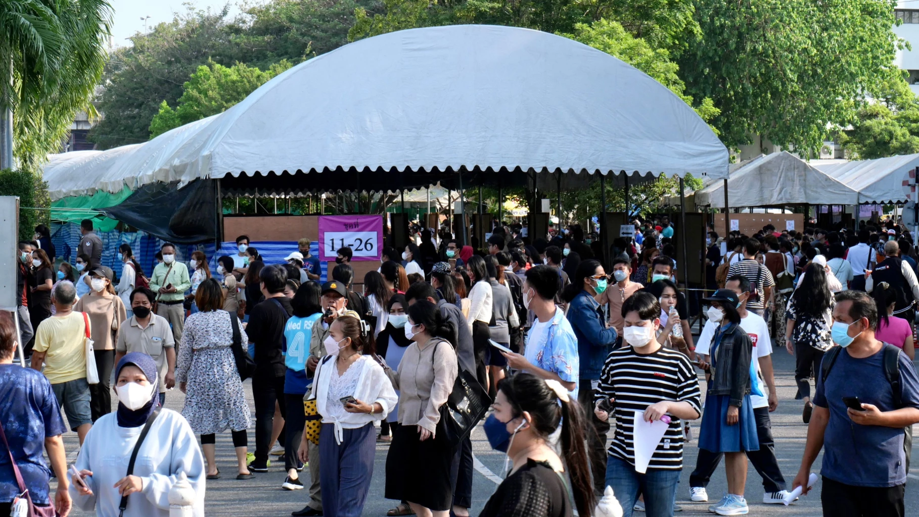 ผู้มีสิทธิเลือกตั้ง หลั่งไหลออกมาใช้สิทธิเลือกตั้งล่วงหน้า 