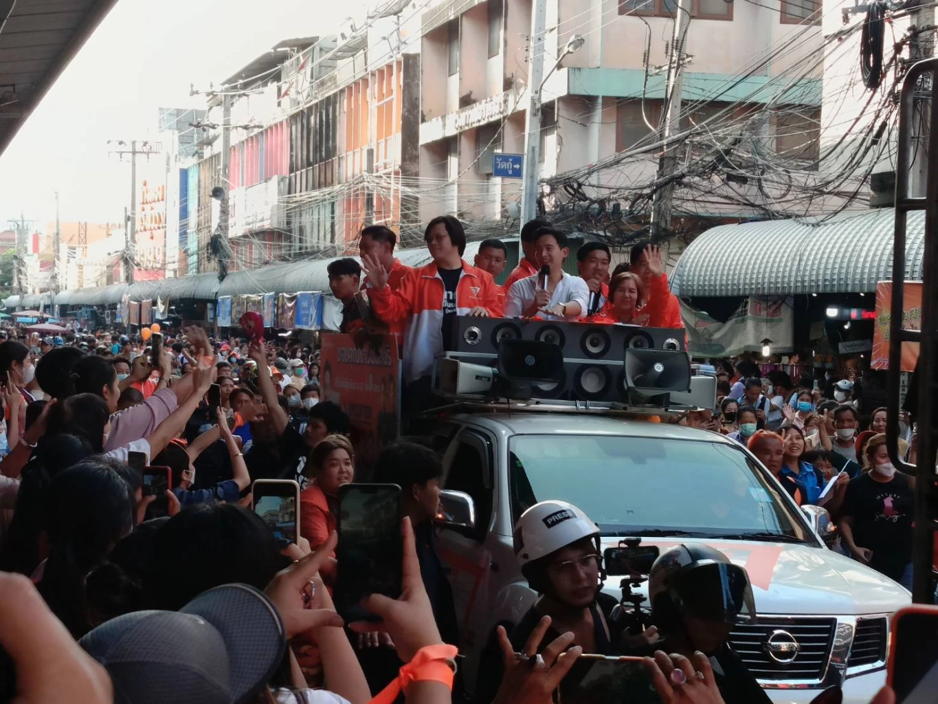 นายพิธา ลิ้มเจริญรัตน์ หัวหน้าพรรคก้าวไกล ขึ้นรถแห่ขอบคุณประชาชนที่นนทบุรี