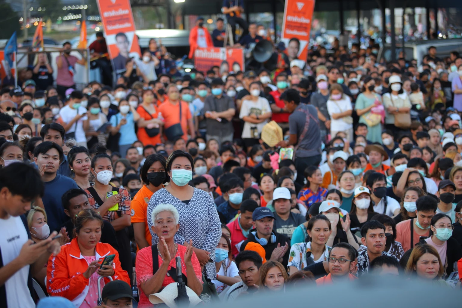ประชาชนที่สนับสนุนพรรคก้าวไกลรอฟังการปราศรัย