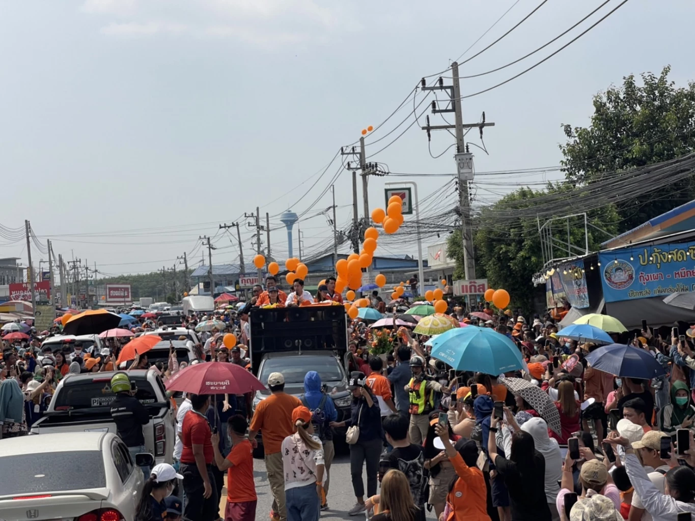 ด้อมส้มพรึบ! คนชลบุรี ฝ่าสายฝนรอต้อนรับ 'พิธา' ก้าวไกล