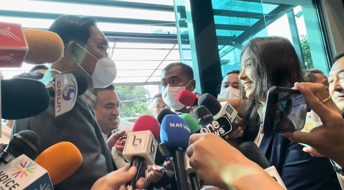 แฟนคลับแห่ให้กำลังใจลุงตู่