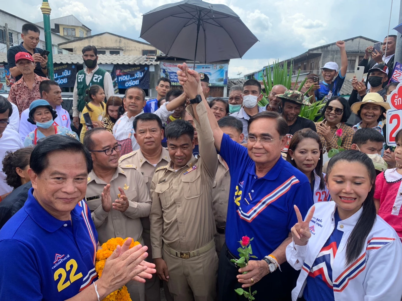 พล.อ.ประยุทธ์ แวะให้กำลังใจนายสถานีรถไฟบ้านส้อง