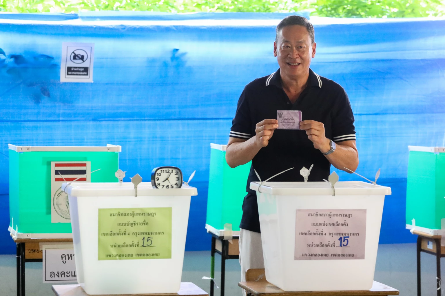 นายเศรษฐา ทวีสิน แคนดิเดตนายกรัฐมนตรี พรรคเพื่อ เดินเท้ามาลงคะแนนเลือกตั้งที่หน่วยเลือกตั้งที่ 15 เขตที่ 4 ที่มีสิทธิเลือกตั้งที่ลำดับที่ 154 เมื่อวันที่ 14 พ.ค. 2566