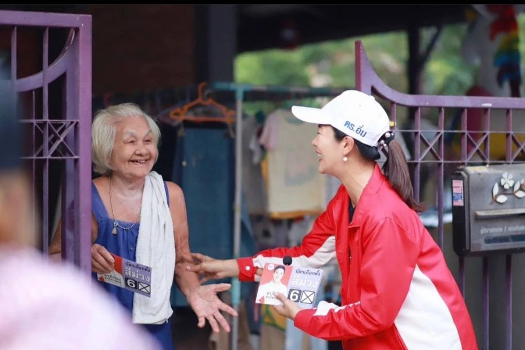 ดร.ธีรรัตน์ สำเร็จวาณิชย์ หรือ "ดร.อิ่ม" ลงพื้นที่หาเสียงในชุมชนลาดกระบัง