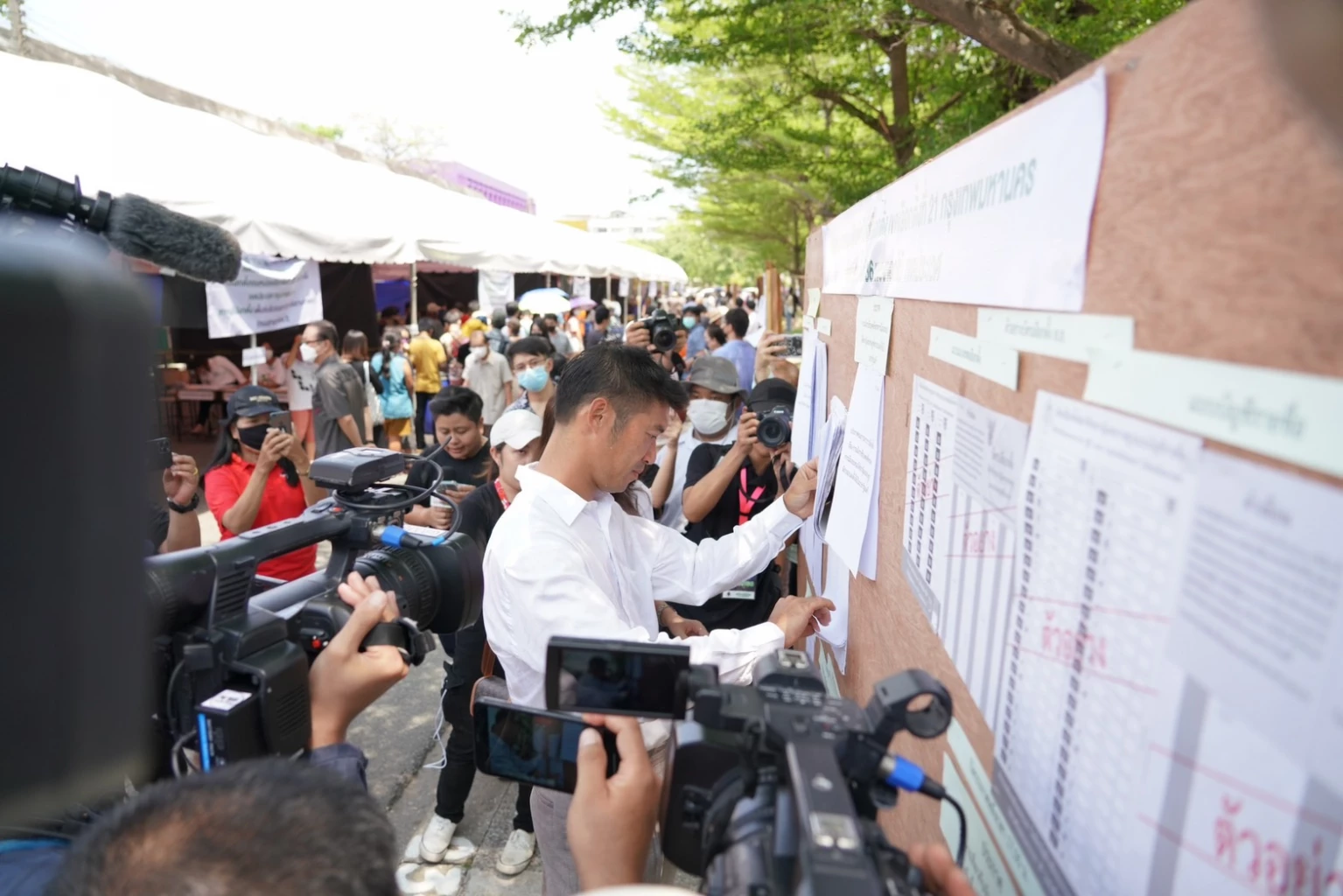 ธนาธรใช้สิทธิเลือกตั้ง